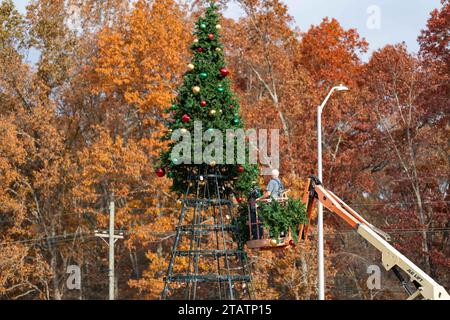 9. November 2023 – Arnold Air Force Base, Tennessee, USA – ein Teammitglied der Arnold Air Force Base hilft beim Zusammenbauen des großen Weihnachtsbaums direkt im Haupttor des Arnold AFB, Tenn, November. 9, 2023. Am 4. Dezember 2023 um 16:00 Uhr ist eine Anzündungszeremonie für den 40 Meter hohen, 22 Meter breiten Baum geplant (Foto: © U.S. Air Force/ZUMA Press Wire). Nicht für kommerzielle ZWECKE! Stockfoto