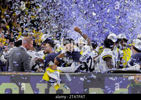 Indianapolis, Indiana, USA. Dezember 2023. Die Spieler der Michigan Wolverines feiern, wenn Konfetti fällt, nachdem sie das Spiel der Big Ten Championship zwischen den Iowa Hawkeyes und den Michigan Wolverines im Lucas Oil Stadium in Indianapolis, Indiana, gewonnen haben. (Kreditbild: © Scott Stuart/ZUMA Press Wire) NUR REDAKTIONELLE VERWENDUNG! Nicht für kommerzielle ZWECKE! Stockfoto