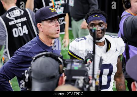 Indianapolis, Indiana, USA. Dezember 2023. Jim Harbaugh, Cheftrainer von Michigan Wolverines, reagiert darauf, nachdem er das Spiel der Big Ten Championship zwischen den Iowa Hawkeyes und den Michigan Wolverines im Lucas Oil Stadium in Indianapolis, Indiana, gewonnen hat. (Kreditbild: © Scott Stuart/ZUMA Press Wire) NUR REDAKTIONELLE VERWENDUNG! Nicht für kommerzielle ZWECKE! Stockfoto