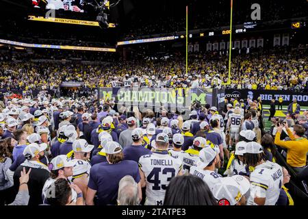 Indianapolis, Indiana, USA. Dezember 2023. Die Spieler der Michigan Wolverines feiern die Aushändigung der Trophäe nach dem Spiel der Big Ten Championship zwischen den Iowa Hawkeyes und den Michigan Wolverines im Lucas Oil Stadium in Indianapolis, Indiana. (Kreditbild: © Scott Stuart/ZUMA Press Wire) NUR REDAKTIONELLE VERWENDUNG! Nicht für kommerzielle ZWECKE! Stockfoto