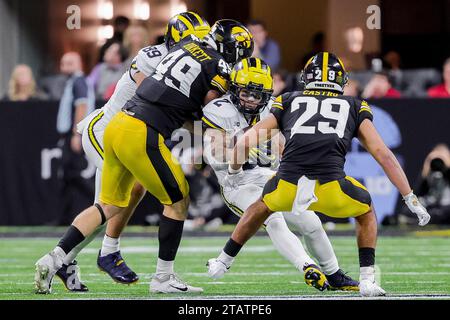 Indianapolis, Indiana, USA. Dezember 2023. Michigan Wolverines Running Back Blake Corum (2) trägt den Ball während des Big Ten Championship-Spiels zwischen den Iowa Hawkeyes und den Michigan Wolverines im Lucas Oil Stadium in Indianapolis, Indiana. (Kreditbild: © Scott Stuart/ZUMA Press Wire) NUR REDAKTIONELLE VERWENDUNG! Nicht für kommerzielle ZWECKE! Stockfoto