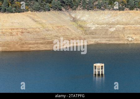 Der Einlassturm des Trinity Dam bei Weaverville in Kalifornien, USA Stockfoto