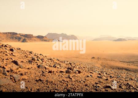 Planet Mars-ähnliche Landschaft - Foto der Wadi Rum Wüste in Jordanien mit rotem rosafarbenem Himmel oben wurde diese Location als Drehort für viele Science-Fiction-Filme genutzt Stockfoto