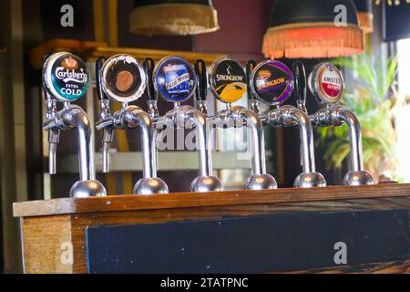 Cardiff, Wales, Großbritannien - 2. Mai 2016: Bar mit traditionellem Bierzapfen und sechs Biersorten Stockfoto