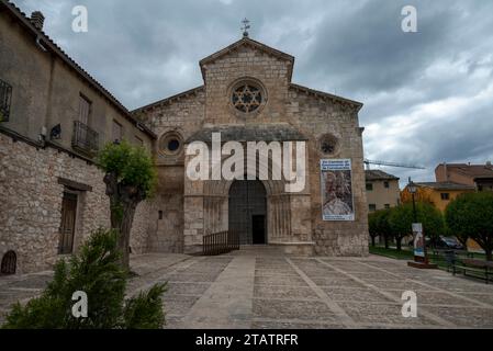 BRIHUEGA, SPANIEN – 14. MAI 2023: Kirche San Felipe in der Stadt Brihuega, Provinz Guadalajara, Spanien. Der Bau begann im ersten hal Stockfoto