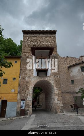 BRIHUEGA, SPANIEN – 14. MAI 2023: Arch von La Guia in der Stadt Brihuega, Provinz Guadalajara, Spanien. Es wurde im 19. Jahrhundert während der gebaut Stockfoto