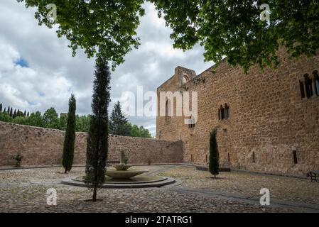 BRIHUEGA, SPANIEN – 14. MAI 2023: Brunnen von Santa Maria und Schloss von Piedra Bermeja in der Stadt Brihuega, Provinz Guadalajara, Spanien. Über Th Stockfoto