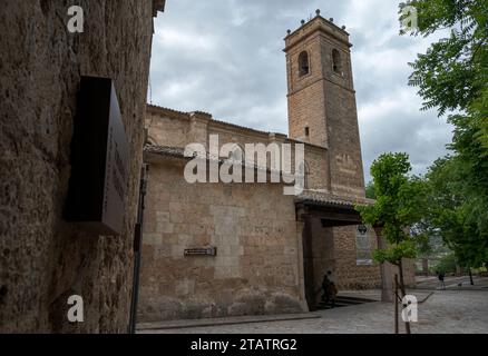 BRIHUEGA, SPANIEN – 14. MAI 2023: Kirche Santa Maria de la Pena in der Stadt Brihuega, Provinz Guadalajara, Spanien. Es wurde am Anfang gebaut Stockfoto