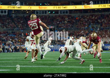 Charlotte, North Carolina, USA. Dezember 2023. ALEX MASTROMANNO, US-Bundesstaat Florida, schlägt bereits früh im Spiel gegen Florida State beim ACC Football Championship Game 2023. (Credit Image: © Josh Brown/ZUMA Press Wire) NUR REDAKTIONELLE VERWENDUNG! Nicht für kommerzielle ZWECKE! Stockfoto