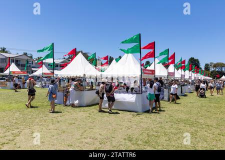 Australien Weihnachtsmarkt in Narrabeen Sydney am blauen Himmel Dezember Tag, Verkaufsstände verkaufen Weihnachtsgeschenke und Geschenkideen, MSW, Australien Stockfoto