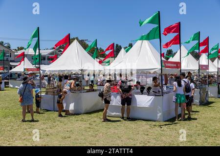 Australien Weihnachtsmarkt in Narrabeen Sydney am blauen Himmel Dezember Tag, Verkaufsstände verkaufen Weihnachtsgeschenke und Geschenkideen, MSW, Australien Stockfoto