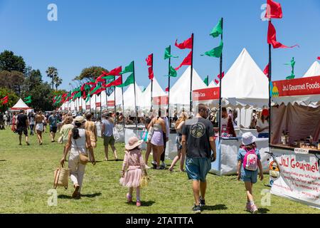 Australien Weihnachtsmarkt in Narrabeen Sydney am blauen Himmel Dezember Tag, Verkaufsstände verkaufen Weihnachtsgeschenke und Geschenkideen, MSW, Australien Stockfoto