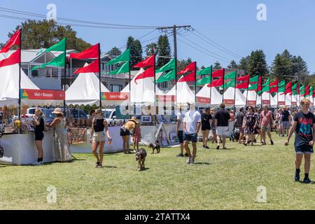 Australien Weihnachtsmarkt in Narrabeen Sydney am blauen Himmel Dezember Tag, Verkaufsstände verkaufen Weihnachtsgeschenke und Geschenkideen, MSW, Australien Stockfoto