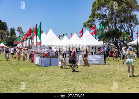 Australien Weihnachtsmarkt in Narrabeen Sydney am blauen Himmel Dezember Tag, Verkaufsstände verkaufen Weihnachtsgeschenke und Geschenkideen, MSW, Australien Stockfoto