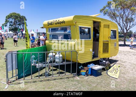 Australia Christmas Market in Narrabeen Sydney, gelbe Caravan kocht Crepes als Fast Food zum Mitnehmen für Shopper, NSW, Australien Stockfoto