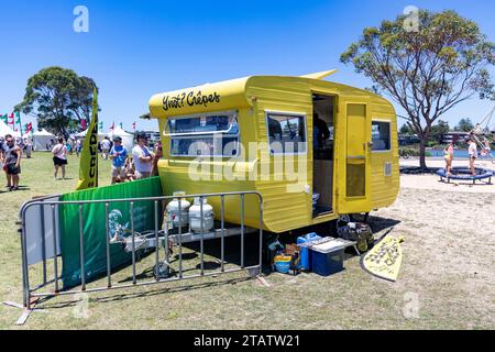 Australia Christmas Market in Narrabeen Sydney, gelbe Caravan kocht Crepes als Fast Food zum Mitnehmen für Shopper, NSW, Australien Stockfoto