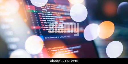 Computerdatenprogrammierung wird ausgeführt. Skripttext wird auf dem Bildschirm codiert. Notebook-Nahaufnahme. Stockfoto