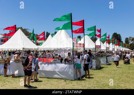 Weihnachtsmarkt im Freien mit Ständen und Fahnen, Narrabeen, Sydney, NSW, Australien 2023 Stockfoto