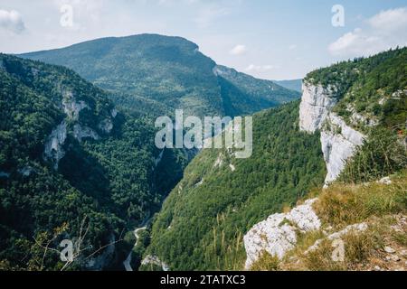 Blick auf die Alpen und die Berge des Vercors vom Wanderweg der Bourne Schlucht in den französischen Alpen (Isere) Stockfoto