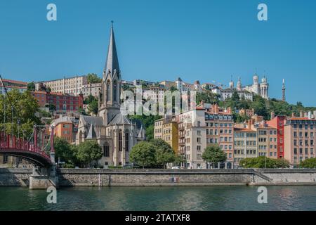 Blick auf die St. George Kirche, das Quais de Saone und die Fourviere Basilika von einer Fußgängerbrücke über den Fluss in Vieux Lyon, der Altstadt von Lyon Stockfoto