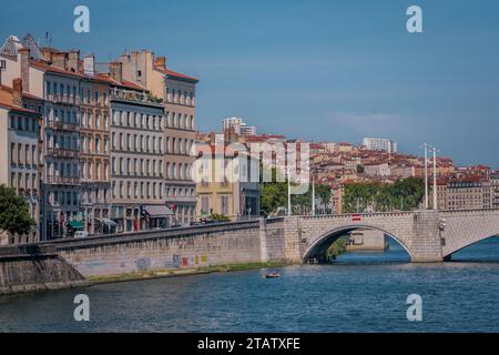 Blick auf die Kais des Flusses Saone, die Brücke Bonaparte und den Hügel Croix Rousse in der Altstadt von Lyon (Frankreich) Stockfoto