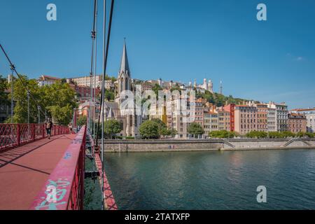 Blick auf die St. George Kirche, das Quais de Saone und die Fourviere Basilika von einer Fußgängerbrücke über den Fluss in Vieux Lyon, der Altstadt von Lyon Stockfoto