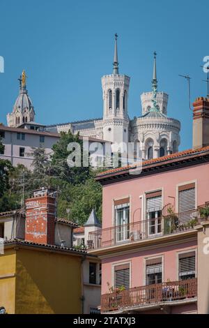 Blick auf die Basilika Fourviere vom Viertel Vieux Lyon in Frankreich Stockfoto