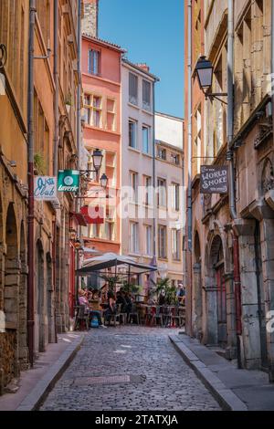 Blick auf die mittelalterlichen Fassaden der Häuser der Saint Georges Straße im Viertel Vieux Lyon (Frankreich) im Sommer Stockfoto