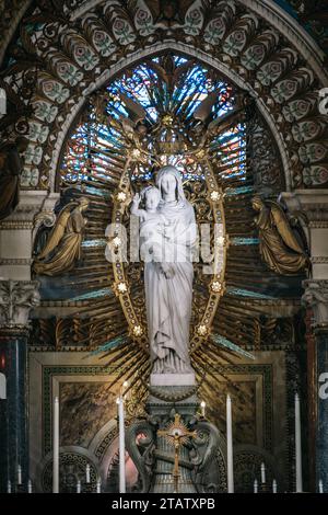 Nahaufnahme der Statue der Jungfrau und des Kindes in der Basilika Fourvière, einer neobyzantinischen Kirche aus dem 19. Jahrhundert in Lyon (Frankreich) Stockfoto