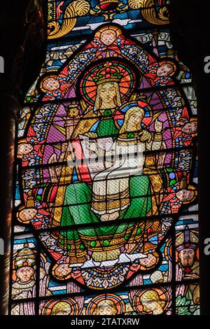 Nahaufnahme eines Buntglasfensters mit der Darstellung der Jungfrau und des Kindes in der Basilika Fourvière, einer neobyzantinischen Kirche aus dem 19. Jahrhundert in Lyon (Frankreich) Stockfoto