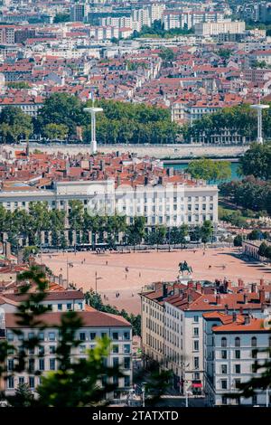 Blick auf den Bellecour-Platz, das Viertel Presqu'Ile und die Rhone vom Fourviere-Hügel in Lyon (Frankreich) Stockfoto