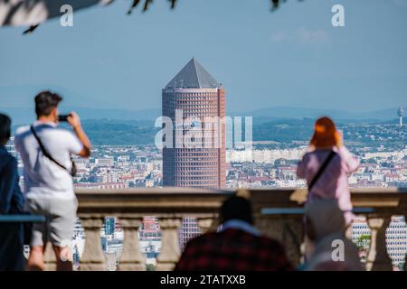 Touristen, die Fotos vom berühmten Part-Dieu-Turm machen, den Spitznamen „le Crayon“ (der Bleistift) von der Esplanade der Basilika Fourviere in Lyon Stockfoto