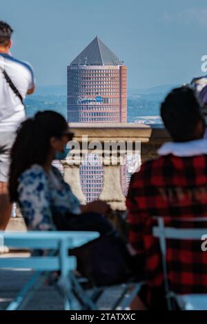 Touristen, die Fotos vom berühmten Part-Dieu-Turm machen, den Spitznamen „le Crayon“ (der Bleistift) von der Esplanade der Basilika Fourviere in Lyon Stockfoto