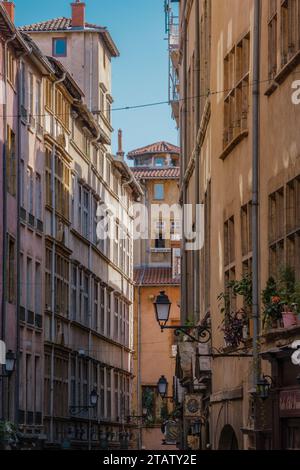 Fassaden und Fenster der „Rue des Trois Maries“, einer gepflasterten engen Straße in Vieux Lyon, dem historischen mittelalterlichen Viertel von Lyon (Frankreich) Stockfoto