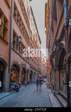 Lyon, Frankreich - 7. September 2021: 'Rue des Trois Maries', eine gepflasterte enge Straße in Vieux Lyon, dem historischen mittelalterlichen Viertel von Lyon (Frankreich), der s Stockfoto
