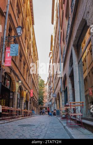 'Rue des Trois Maries', eine gepflasterte, enge Straße in Vieux Lyon, dem historischen mittelalterlichen Viertel von Lyon (Frankreich), auf dem Signe steht 'Red Bistro, Cafe and res Stockfoto