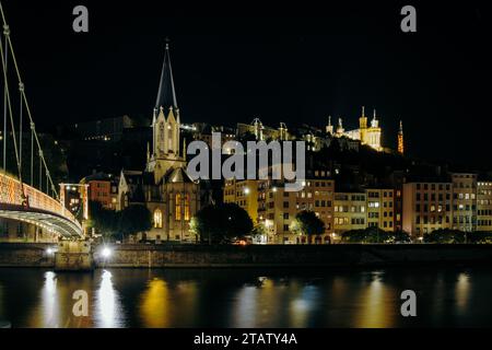 Nächtlicher Blick auf die St. George Kirche, das Quais de Saone und die Fourviere Basilika von einer Fußgängerbrücke über den Fluss in Vieux Lyon, der Altstadt von L Stockfoto