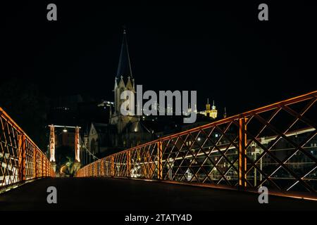 Nächtlicher Blick auf die Kirche Saint George und die Basilika Fourviere von einer Fußgängerbrücke über den Fluss Saone in Vieux Lyon, der Altstadt von Lyon (Frankreich) Stockfoto