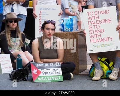 Australien, Canberra, 3. Dezember 2023. Am achten Wochenende in Folge versammeln sich Hunderte von Kanberern in der Stadt, um ein Ende des Völkermords in Gaza zu fordern und Solidarität mit Palästina zu zeigen Stockfoto