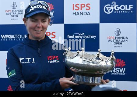 Die südafrikanische Ashleigh Buhai hält die Damen-Trophäe, nachdem sie am 3. Dezember 2023 das Australian Open Golf Turnier im Australian Golf Club in Sydney gewonnen hatte. FOTO : IZHAR KHAN BILD BESCHRÄNKT AUF REDAKTIONELLE VERWENDUNG - AUSSCHLIESSLICH KEINE KOMMERZIELLE VERWENDUNG Stockfoto