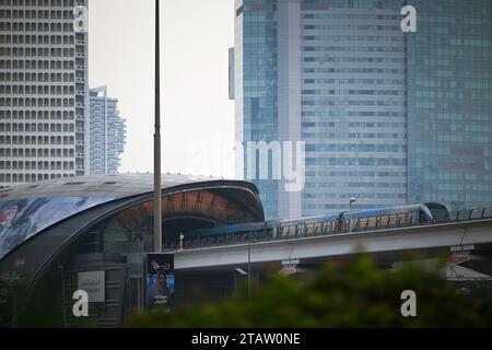 Dubai, Vereinigte Arabische Emirate. Dezember 2023. Die U-Bahn erreicht am Morgen die Station World Trade Centre im Stadtzentrum. Quelle: Soeren Stache/dpa/Alamy Live News Stockfoto