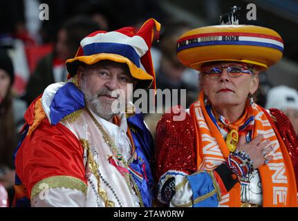 London, Großbritannien. Dezember 2023. Fans der Niederlande beim Spiel der UEFA Women's Nations League im Wembley Stadium in London. Der Bildnachweis sollte lauten: Paul Terry/Sportimage Credit: Sportimage Ltd/Alamy Live News Stockfoto