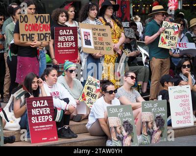 Australien, Canberra, 3. Dezember 2023. Am achten Wochenende in Folge versammeln sich Hunderte von Kanberern in der Stadt, um ein Ende des Völkermords in Gaza zu fordern und Solidarität mit Palästina zu zeigen Stockfoto