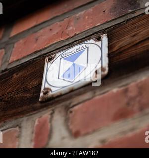 Denkmal Schild (Blue Shield International) auf Fachwerkhaus Stockfoto