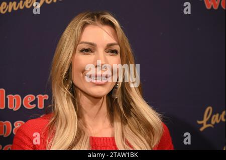 Köln, Deutschland. Dezember 2023. Model Annika Gassner besucht die Premiere des 8. Kölner Weihnachtszirkus Credit: Horst Galuschka/dpa/Alamy Live News Stockfoto