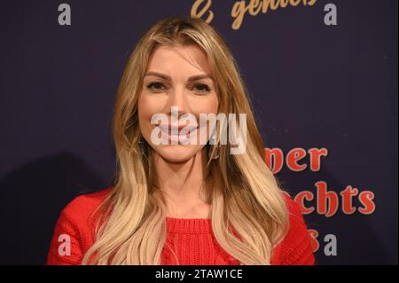 Köln, Deutschland. Dezember 2023. Model Annika Gassner besucht die Premiere des 8. Kölner Weihnachtszirkus Credit: Horst Galuschka/dpa/Alamy Live News Stockfoto