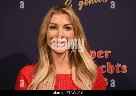 Köln, Deutschland. Dezember 2023. Model Annika Gassner besucht die Premiere des 8. Kölner Weihnachtszirkus Credit: Horst Galuschka/dpa/Alamy Live News Stockfoto