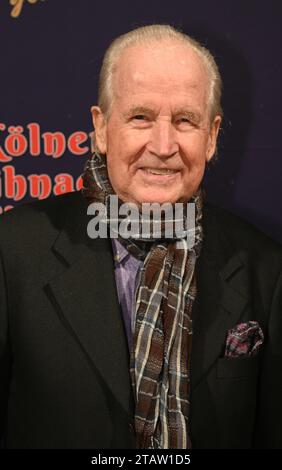 Köln, Deutschland. Dezember 2023. Moderator Max Schautzer besucht die Premiere des 8. Kölner Weihnachtszirkus Credit: Horst Galuschka/dpa/Alamy Live News Stockfoto