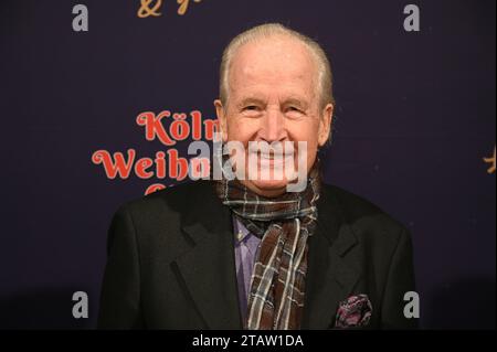 Köln, Deutschland. Dezember 2023. Moderator Max Schautzer besucht die Premiere des 8. Kölner Weihnachtszirkus Credit: Horst Galuschka/dpa/Alamy Live News Stockfoto