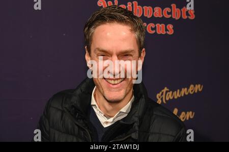 Köln, Deutschland. Dezember 2023. Moderator Sven Lorig besucht die Premiere des 8. Kölner Weihnachtszirkus Credit: Horst Galuschka/dpa/Alamy Live News Stockfoto